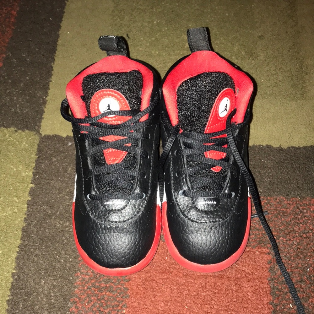 Red and black jumpmqn Jordan’s 8c